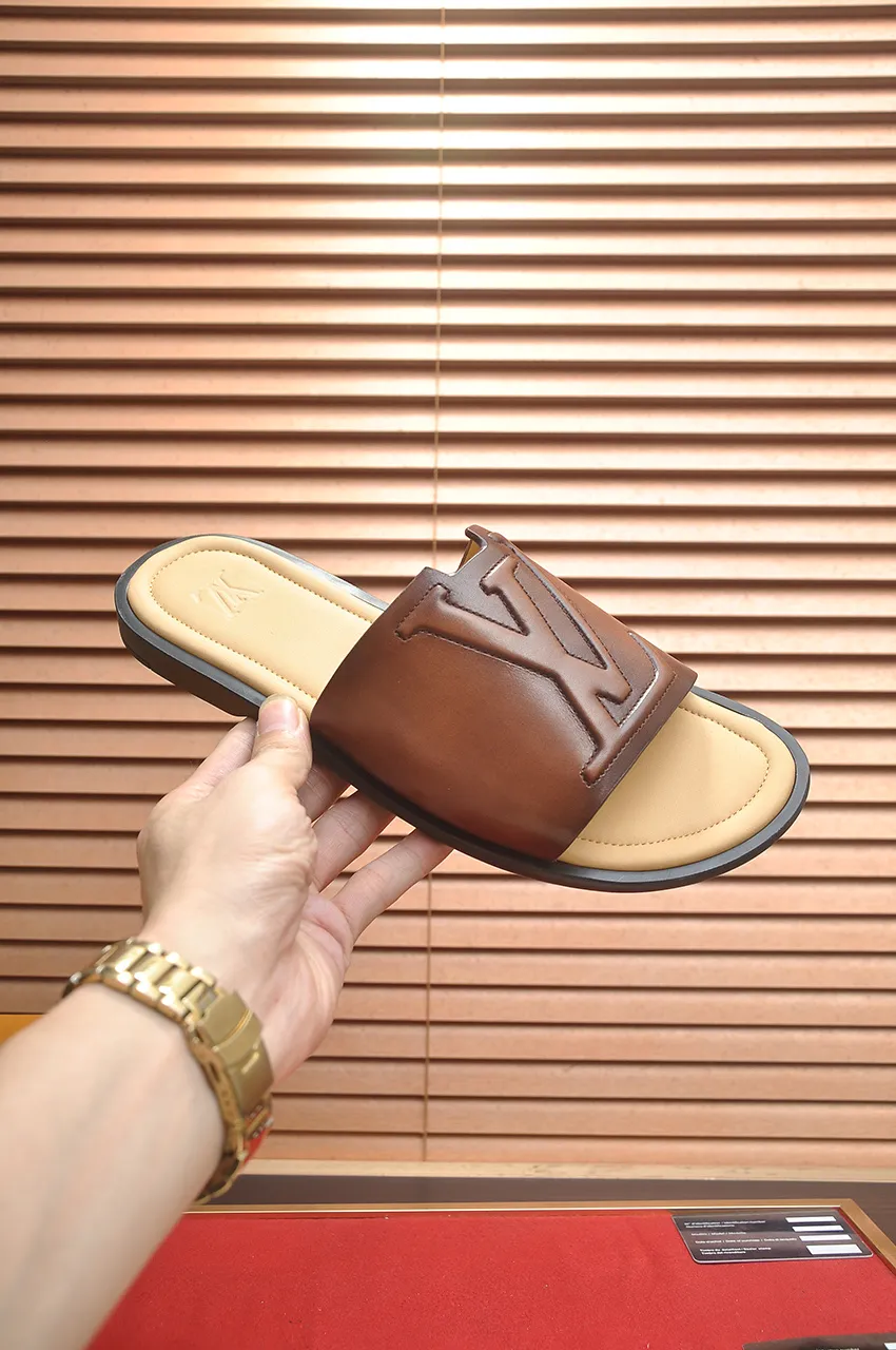 Men's shoes 💰360💶 [Louis Vuitton LV slippers] (high-end cowhide) counter 1:1 fashion style, a must-have for summer! The designer used LV’s iconic outsole. The original simple slippers instantly become fashionable! The upper is made of flexible special cowhide leather straps alternately, and the workmanship is exquisite! A must-have for stylish men in summer, size 38-46 (45 46 customized)